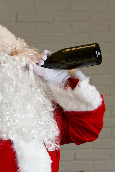 Télapó pezsgőt iszik üvegből. részeg Mikulás koncepció — Stock Fotó