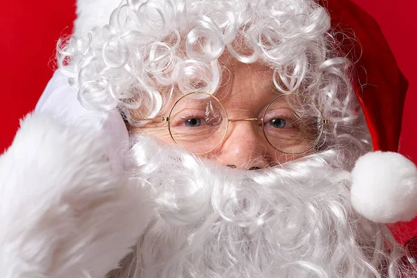 Porträt eines Mannes im Weihnachtsmann-Kostüm. Weihnachtsmann-Porträt. — Stockfoto