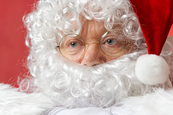 Ritratto di uomo vestito in costume da Babbo Natale. Babbo Natale ritratto. — Foto Stock