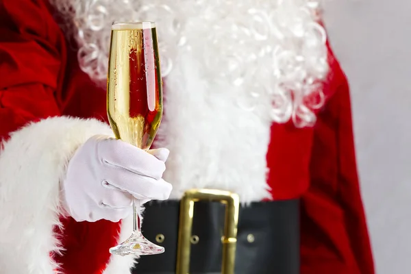 Mikołaj strzela kieliszkami szampana. brzęczenie kieliszków do szampana, wspólne świętowanie Bożego Narodzenia lub Nowego Roku — Zdjęcie stockowe