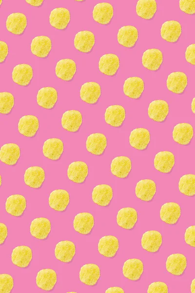 Sfondo fatto da patatine su sfondo rosa posa piatta. patatine isolate Bandiera fast food. — Foto Stock