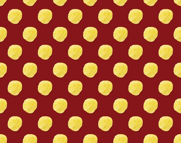 빨간 배경에 있는 감자 칩으로 만든 미량의 무늬가 있다. 감자칩을 분리 한 패스트푸드 배너. — 스톡 사진