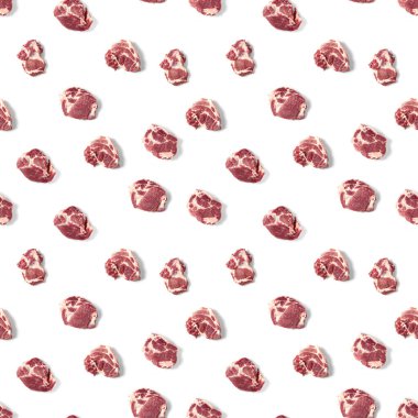 Beyaz arka planda çiğ domuz eti dilimleri ve yemek deseni olan kusursuz desenler.