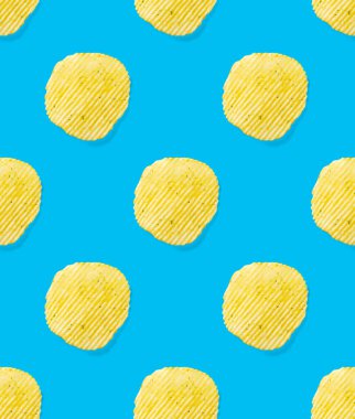 Açık mavi arka planda patatesli cipslerden yapılmış pürüzsüz desen. Patates cipsi Fast Food afişini izole etti.