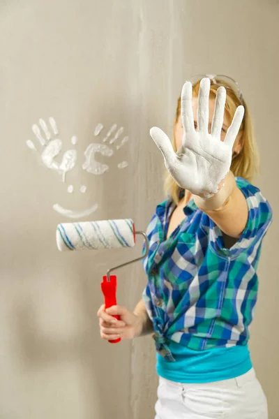 乾式壁に白い塗料で作られた手の印刷。画家には楽しい — ストック写真
