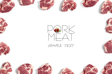 Menü ve arka plan için taze çiğ biftek yaratıcı tasarım. Domuz eti dilimleri.