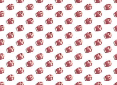 Beyaz arka planda çiğ domuz eti dilimleri ve yemek deseni olan kusursuz desenler.