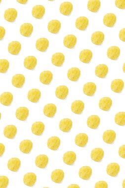 Beyaz zemin üzerinde patates cipslerinden yapılmış arka plan düz yatıyordu. Patates cipsi Fast Food afişini izole etti.