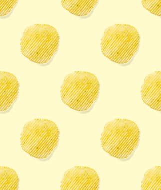 Sarı arka planda patates cipsinden yapılmış pürüzsüz desen düz yerde yatıyordu. Patates cipsi Fast Food afişini izole etti.