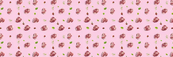 Bakgrund med rå fläskkött skivor på rosa bakgrund, raw food bakgrund, inte mönster, banderoll bred skjuta — Stockfoto