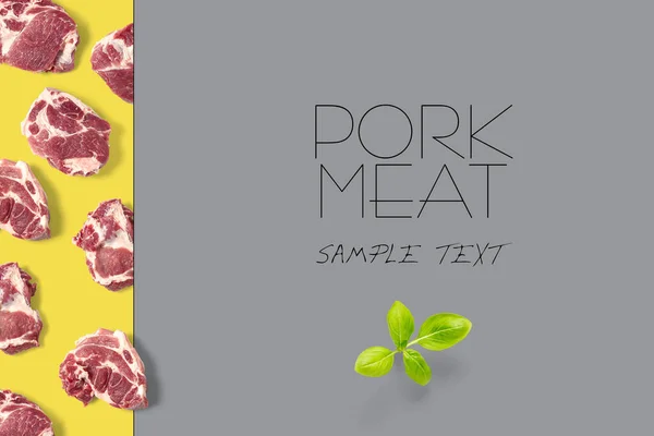 Färskt fläsk rått kött biff kreativ layout för meny, bakgrund. uppsättning råa skivor av griskött — Stockfoto