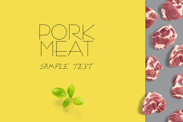 Vers varkensvlees rauw vlees steak creatieve lay-out voor menu, achtergrond. set van rauwe varkensschijfjes — Stockfoto