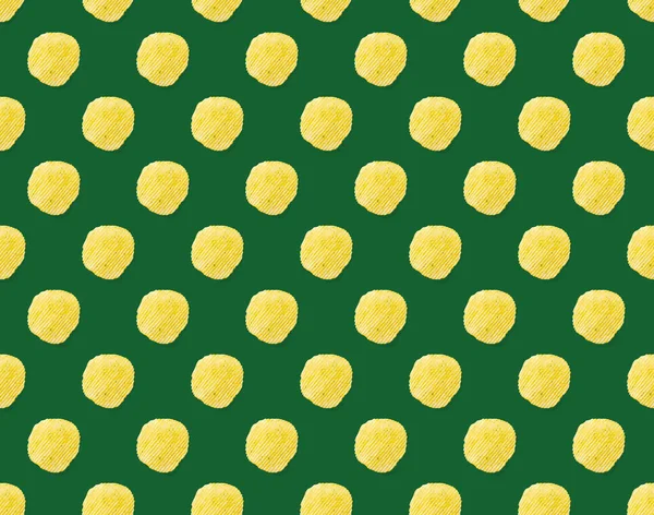 Sömlöst mönster gjort av potatischips på grön bakgrund platt låg. potatis snack chips isolerad Snabb mat banner. — Stockfoto