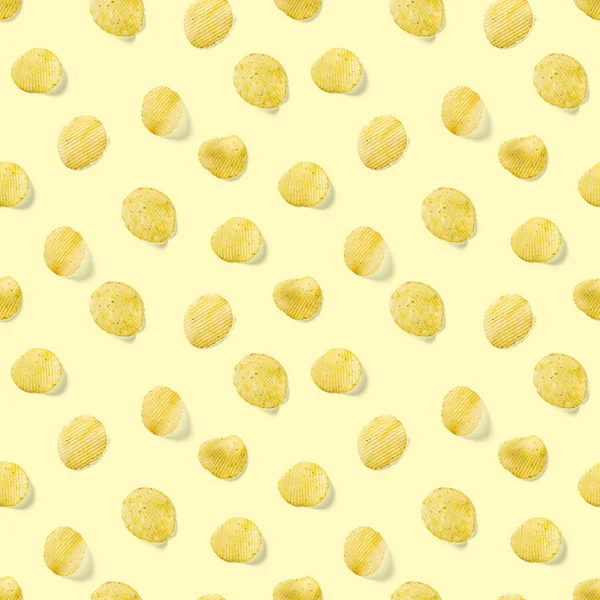 Patrón inconsútil hecho de papas fritas sobre fondo amarillo plano laico. papas patatas fritas aisladas Banner de comida rápida. — Foto de Stock