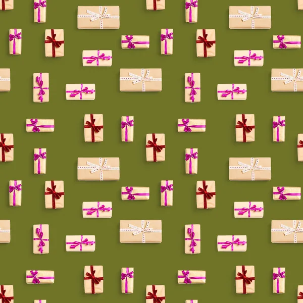Naadloos patroon gemaakt van geschenkdozen op groene achtergrond presenteert, geschenken minimaal concept naadloos patroon. Abstracte patroon voor kerst verjaardag bruiloft — Stockfoto
