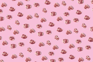 Pembe arka planda çiğ domuz eti dilimleri olan arka plan, çiğ yemek arkaplanı, şablon değil modern yaratıcı, yassı.