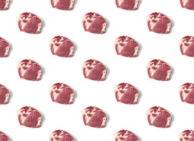 Beyaz arka planda çiğ domuz eti dilimleri ve yemek deseni olan kusursuz desenler.