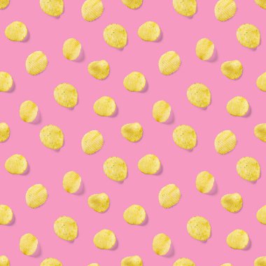 Pembe arka planda patates cipsinden yapılmış pürüzsüz desen. Patates cipsi Fast Food afişini izole etti.