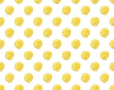 Beyaz arka planda patates cipsinden yapılmış pürüzsüz desen. Patates cipsi Fast Food afişini izole etti.