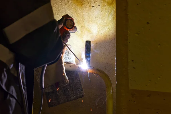 Profesionální svařování pomocí starých elektrických kovových trubek pro vytápění. Starý koncept renovace topného systému — Stock fotografie