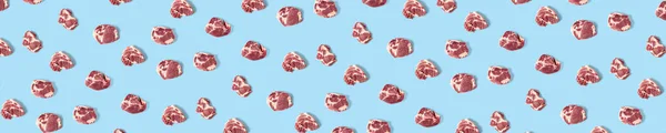 Latar belakang dengan irisan daging babi mentah pada latar belakang biru, latar belakang makanan mentah, bukan pola, spanduk lebar — Stok Foto