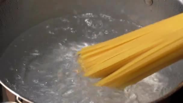 맛있는 이탈리아 요리를 위해 스파게티 파스타를 끓이는 모습 — 비디오