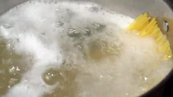 Pasta en agua hirviendo en la cacerola en la estufa. preparación cocina italiana Pasta espaguetis — Vídeos de Stock