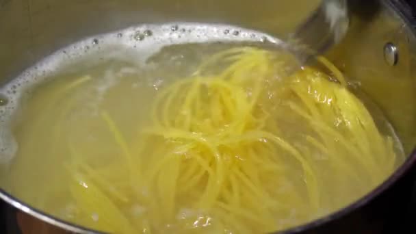 Kogende pasta spaghetti i gryden. penne rigat pasta- Madlavning pasta i kogende vand. – Stock-video