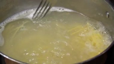 Kavanozda makarna kaynıyor. Penne rigate hamur işi. Kaynar suda makarna pişirmek..