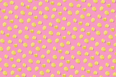 Pembe arka planda patates cipsinden yapılmış arka plan düzlüğü. Patates cipsi Fast Food afişini izole etti.