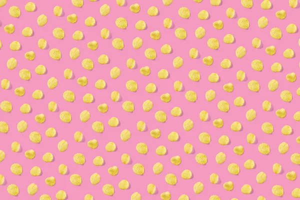 Фон из картофельных чипсов на розовом фоне плоский. картофельные чипсы изолированный баннер быстрого питания. — стоковое фото