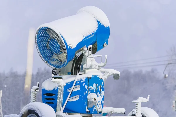 Professionele kunstsneeuw machine kanon maken sneeuwvlokken uit water voor skigebied — Stockfoto