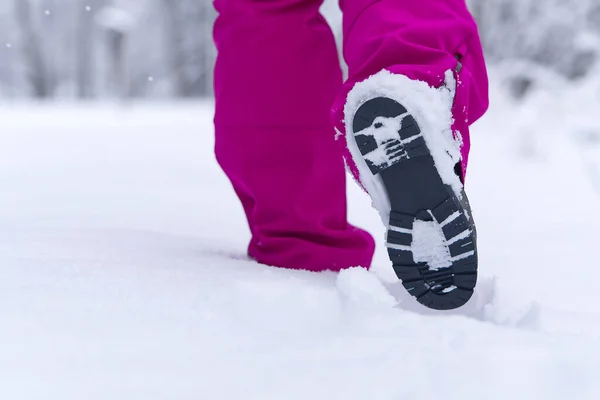 Donne escursioni nella foresta invernale con la neve in scarpe da trekking stivali. Escursioni invernali. — Foto Stock