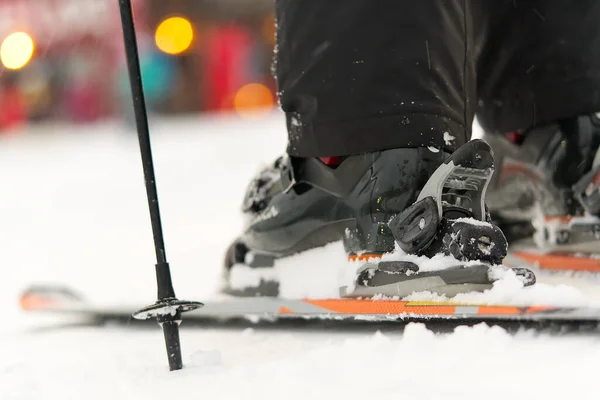 스키 부츠와 스키 리조트에서 눈내리는 날, 클로즈업 — 스톡 사진