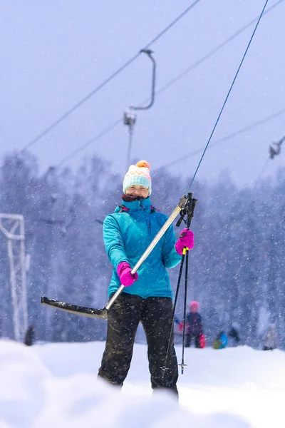 Funivia in montagna con skilift femminile — Foto Stock