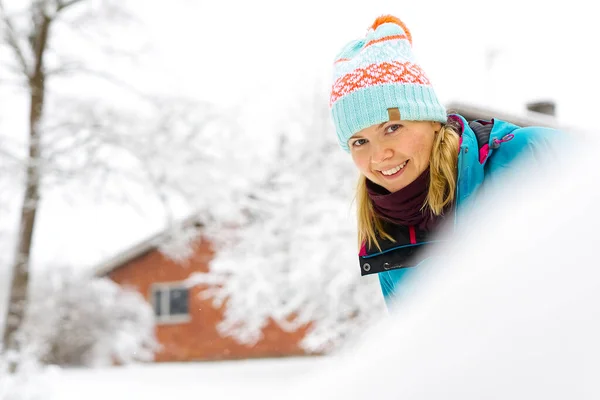 Concetto Winter Travel. Femmina godendo di splendida giornata invernale Turismo invernale. — Foto Stock