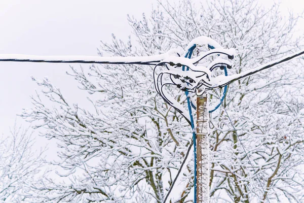 Уличное освещение электрических проводов под снегом — стоковое фото
