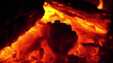 Yangından parlayan közler, yakın planda yanan odun..