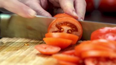 Şef eller kesiyor, domatesler tahta kesiyor, kapatıyorlar.