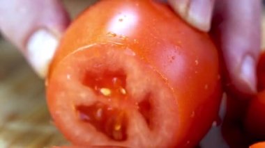 Şef eller kesiyor, domatesler tahta kesiyor, kapatıyorlar.