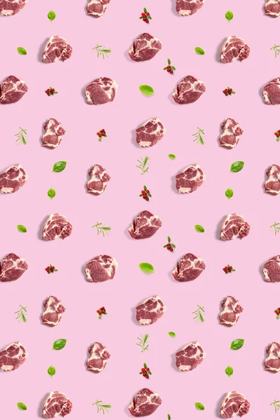 Фон з сирими скибочками свинячого м'яса на рожевому фоні, сира їжа фон, а не візерунок, плакат сучасний творчий, плоский — стокове фото