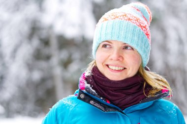 Kış Seyahati konsepti. Harika kış gününün tadını çıkaran kadın kış turizmi.