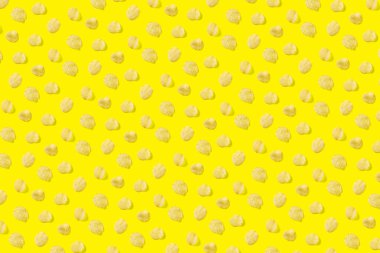 Patates cipslerinden sarı arka planda düz bir zeminde yapılmış arka plan. Patates cipsi Fast Food afişini izole etti.