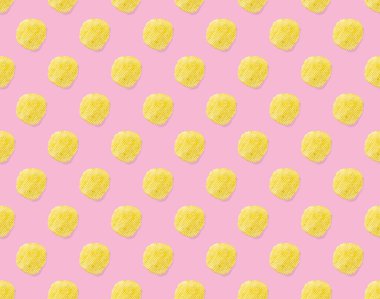 Pembe arka planda patates cipsinden yapılmış pürüzsüz desen. Patates cipsi Fast Food afişini izole etti.