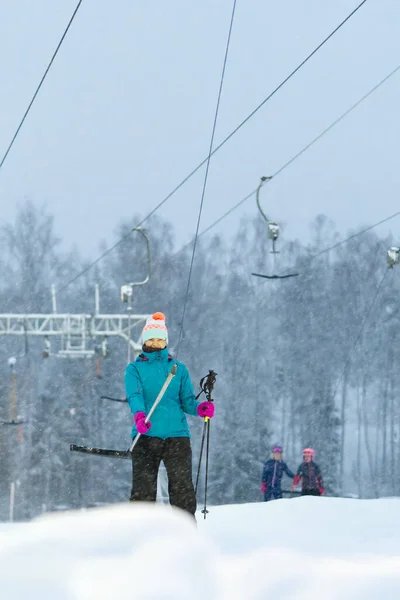 Kolejka linowa w górach z żeńskim wyciągiem narciarskim Skier — Zdjęcie stockowe