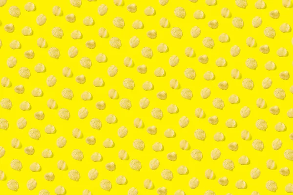 Patates cipslerinden sarı arka planda düz bir zeminde yapılmış arka plan. Patates cipsi Fast Food afişini izole etti.