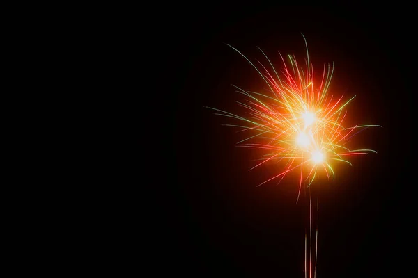 Vuurwerk op 4 juli. Prachtig vuurwerk, close-up. Vuurwerk op kerstavond — Stockfoto