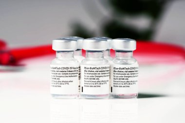 Estonya, Tallinn, 09.01.2021 Pfizer ve BioNTech Covid-19 aşısı. Aşılı küçük ampuller