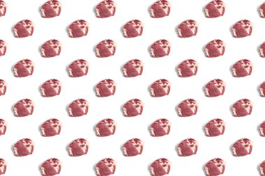 Beyaz zemin üzerinde çiğ domuz eti dilimleri olan arka plan, çiğ gıda arka planı, motif değil modern yaratıcı, yassı.