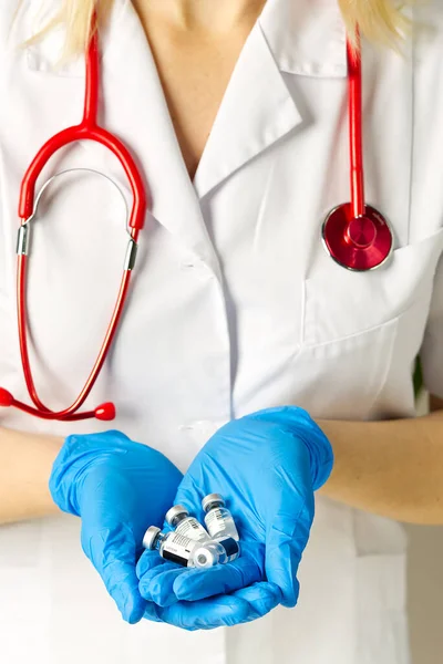 Arts houdt kleine ampullen Covid-19 vaccin in handen — Stockfoto